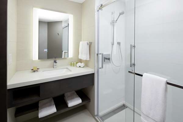  - DoubleTree by Hilton Hotel Convention Centre Montreal