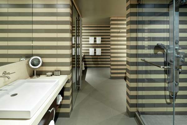  - DoubleTree by Hilton Hotel Convention Centre Montreal