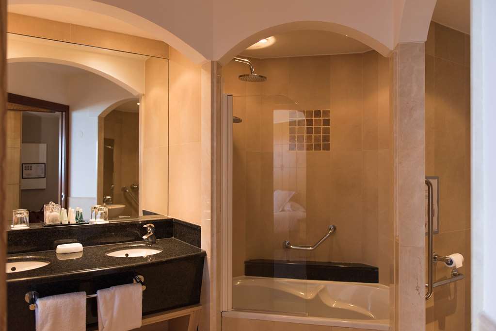 Grand Hotel les Flamants Roses - Thalasso and Spa-guestroom-Guest Room,Bathroom,On-Site.jpg