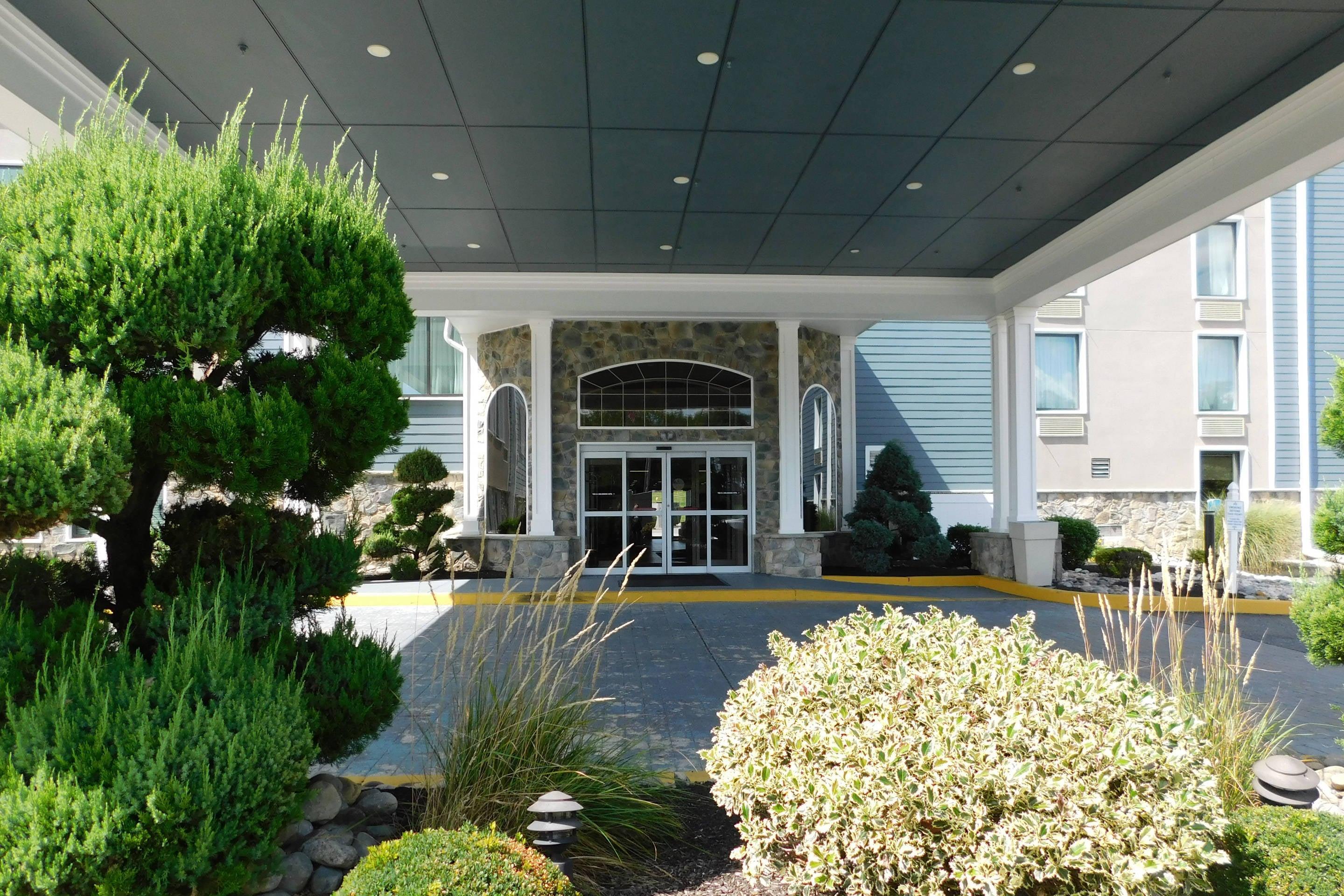 Hotel Entrance | Comfort Inn & Suites Glen Mills - Concordville