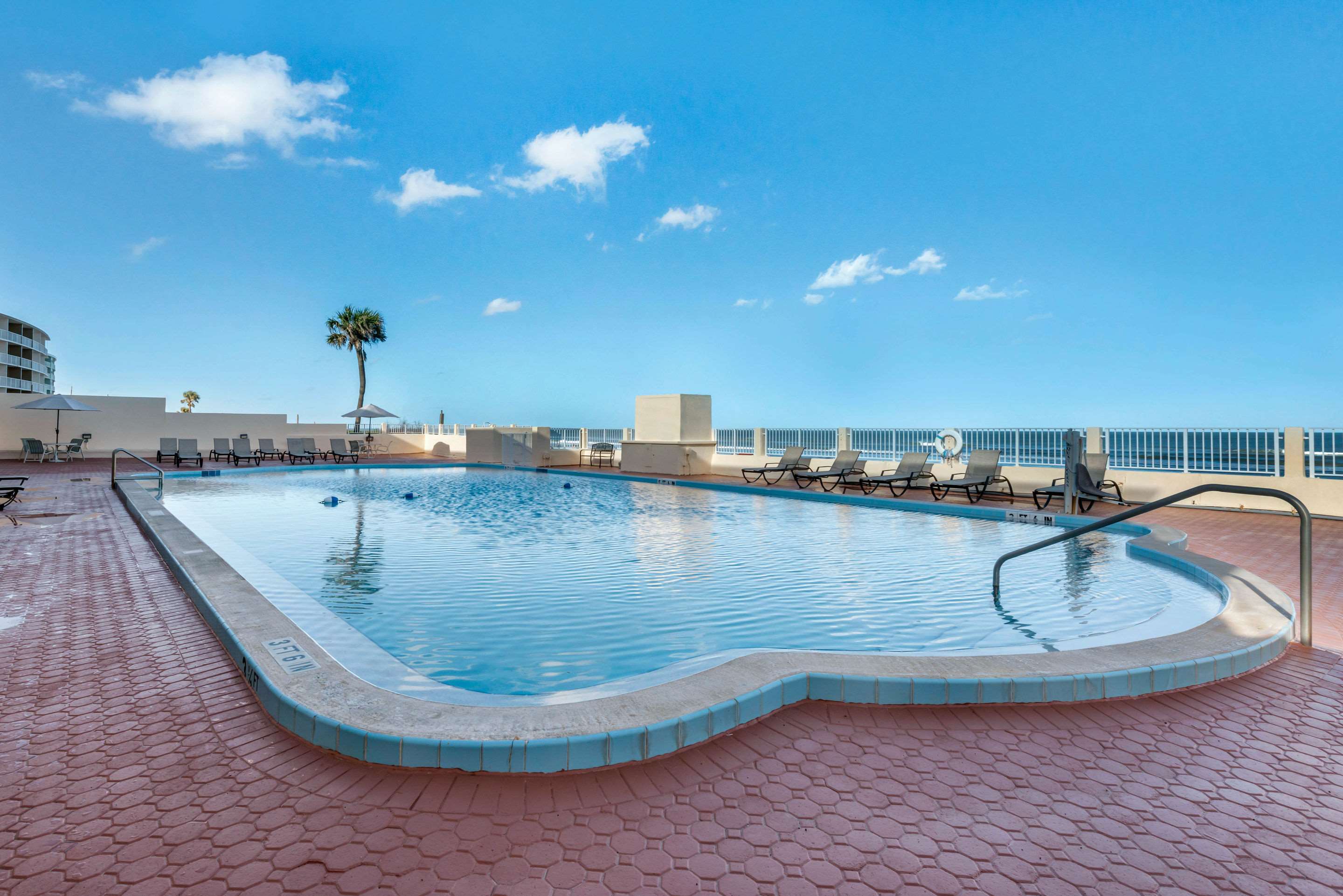 Outdoor pool | Quality Inn Daytona Beach Oceanfront