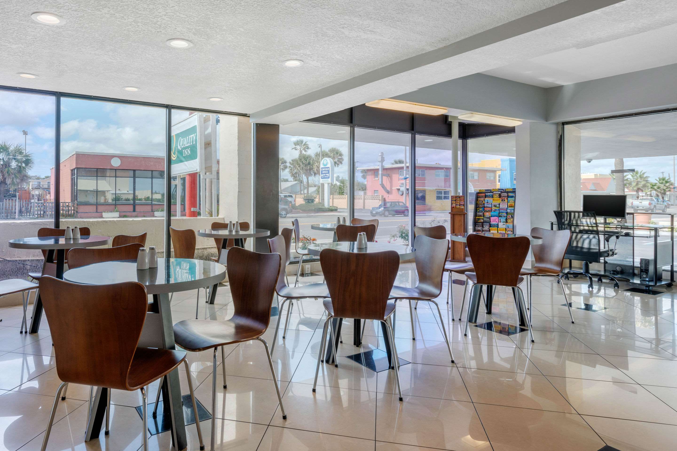 Breakfast area | Quality Inn Daytona Beach Oceanfront
