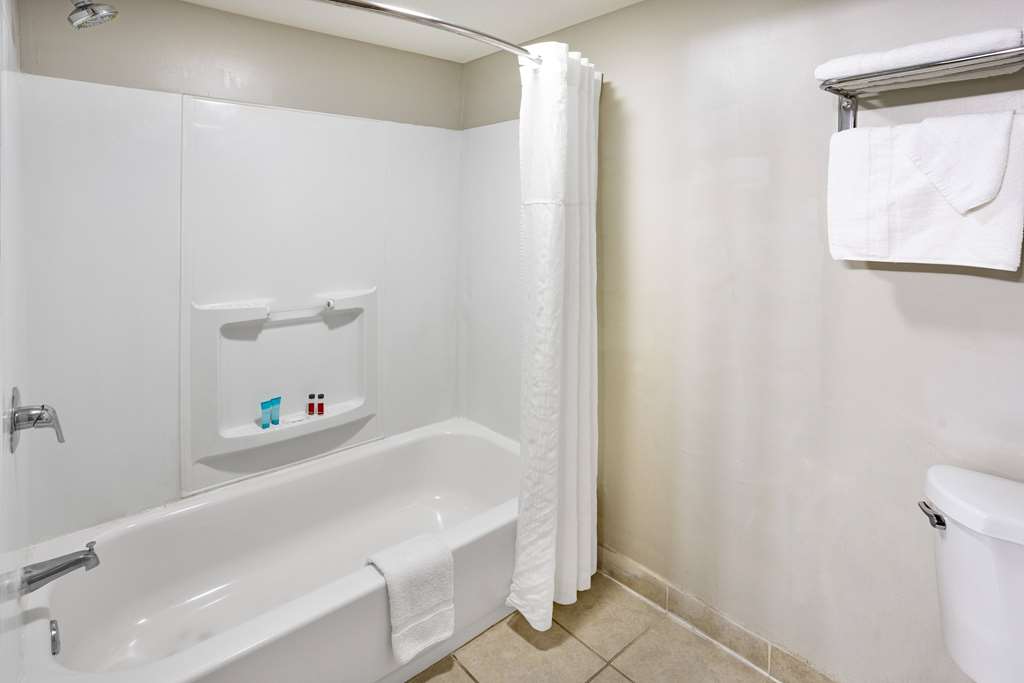 DAYS INN BY WYNDHAM HARTSFIELD JACK-guestroom-Guest Room,Bathroom,On-Site.jpg