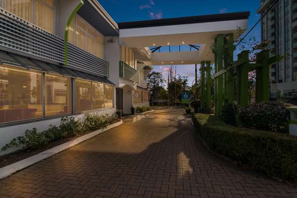 Exterior view - SureStay Hotel by Best Western North Vancouver Capilano