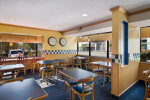 Restaurant - SureStay Hotel by Best Western North Vancouver Capilano