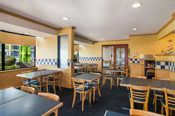 Restaurant - SureStay Hotel by Best Western North Vancouver Capilano