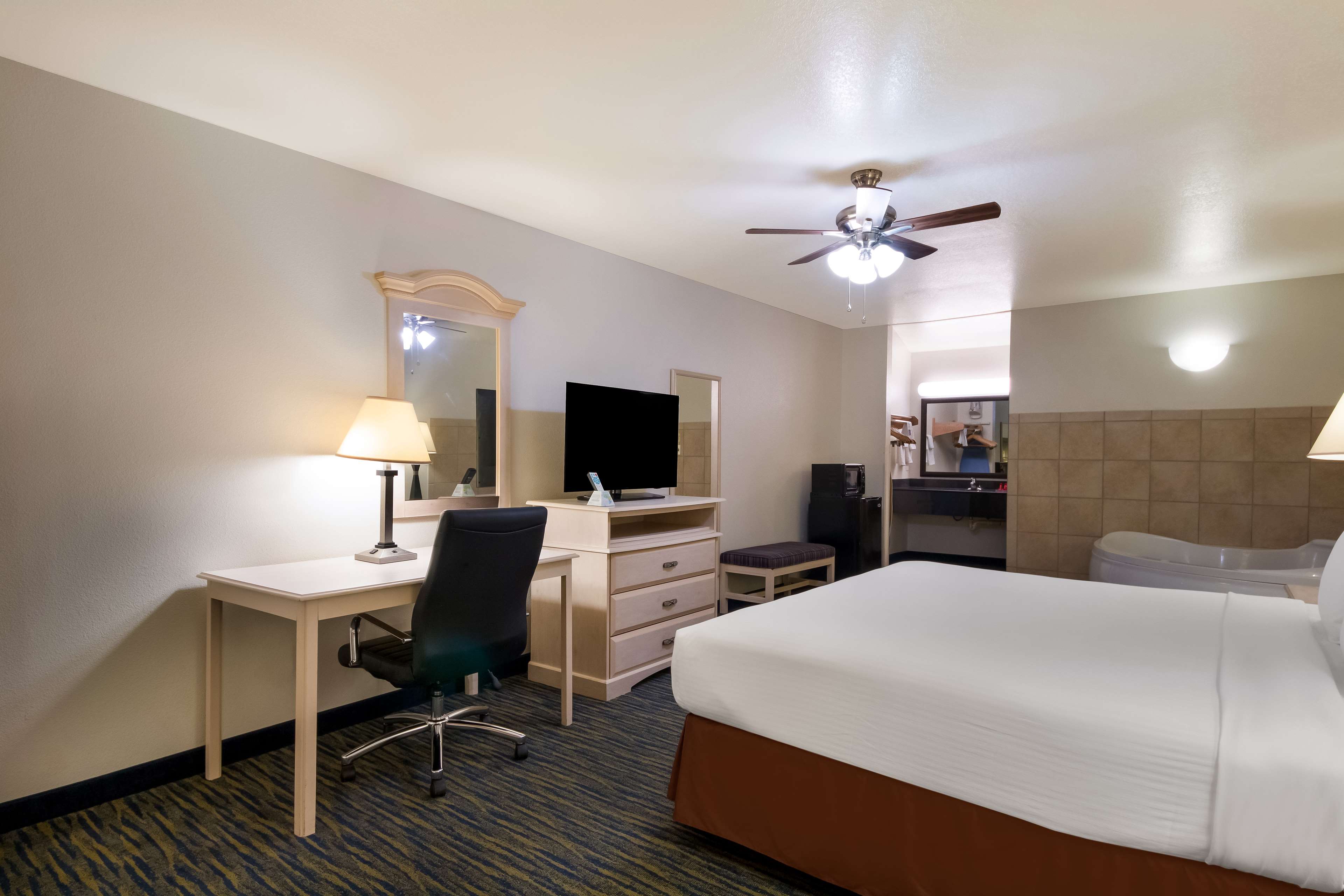 SureStay Hotel by Best Western Falfurrias Room Type - 1 King Bed, Non-Smoking, Jetted Tub, Work Desk, Couch, Microwave And Refrigerator, Wi-Fi, Full Break SureStay Hotel by Best Western Falfurrias Room Type - 1 King Bed, Non-Smoking, Jetted Tub, Work Desk, Couch, Microwave And Refrigerator, Wi-Fi, Full Break