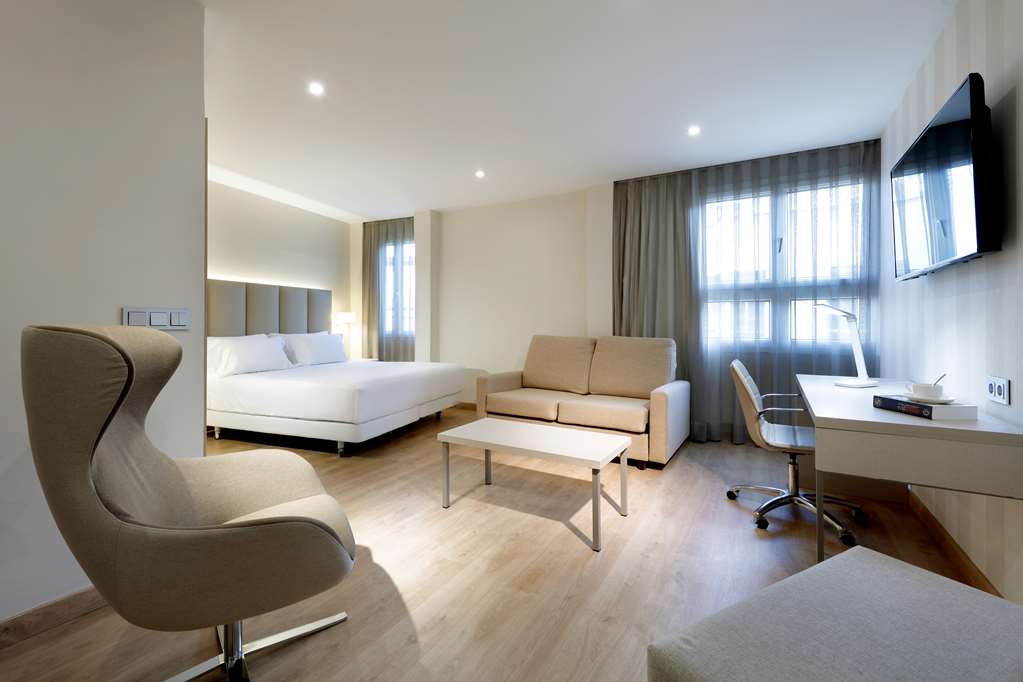 HESPERIA MURCIA-guestroom-Guest Room,Suite,On-Site.jpg