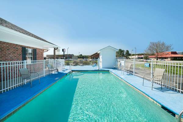 Pool - Travelodge Santee - I-95, Exit 98