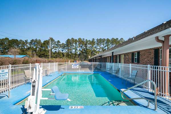 Pool - Travelodge Santee - I-95, Exit 98
