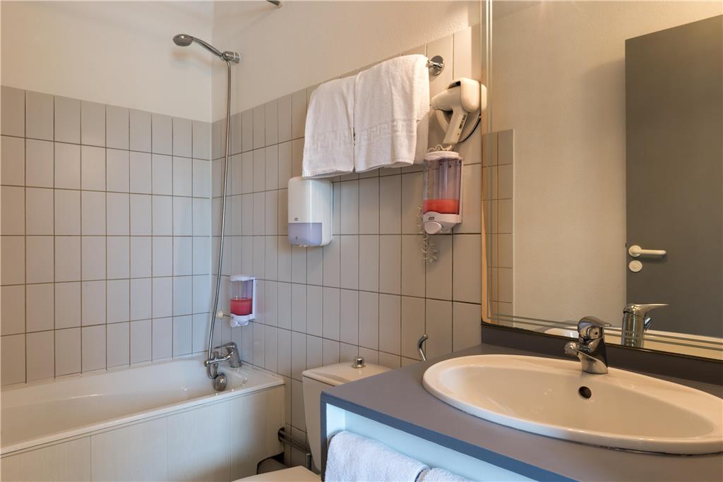 OGCITY LA BELLE ETAPE BRIGNOLES-guestroom-Guest Room,Bathroom,On-Site.jpg