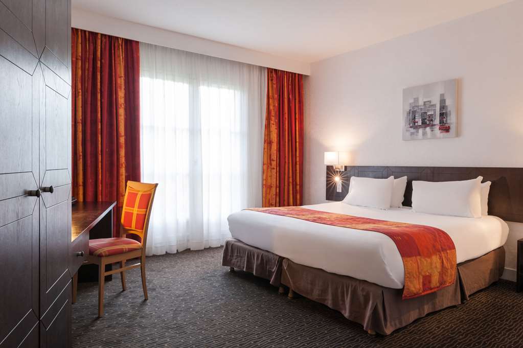 OGROUEN NORD LA BERTELIERE-guestroom-Guest Room,Suite,On-Site.jpg