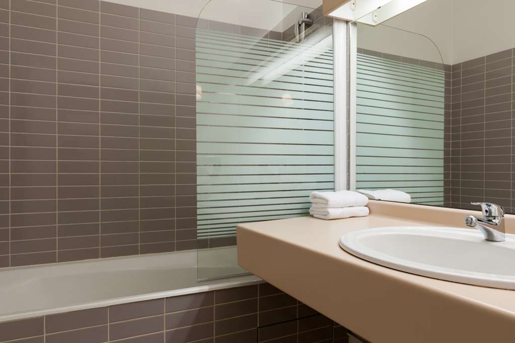 OGROUEN NORD LA BERTELIERE-guestroom-Guest Room,Bathroom,On-Site.jpg