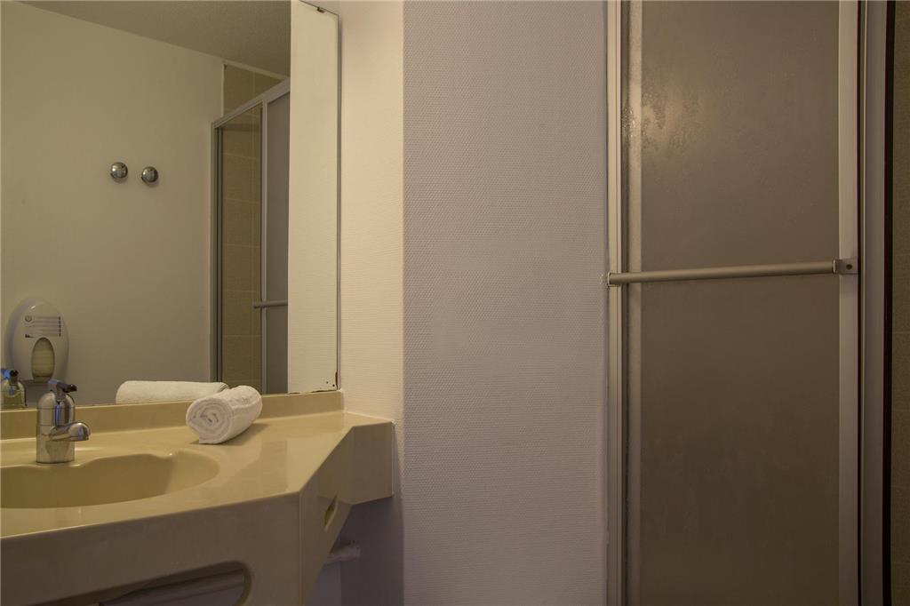 OG CITY HOTEL AMYS TARBES SUD-guestroom-Guest Room,Bathroom,On-Site.jpg