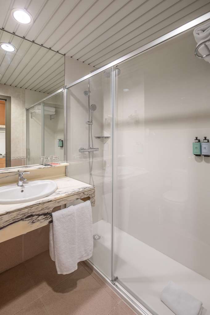 HOTEL HESPERIA SANT JOAN SUITES-guestroom-Guest Room,Bathroom,On-Site.jpg