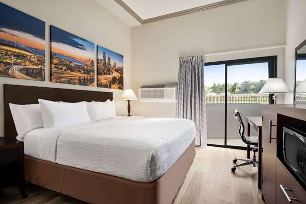  - Baymont Inn & Suites Monterey Park - CA 60, Exit 6