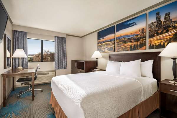  - Baymont Inn & Suites Monterey Park - CA 60, Exit 6