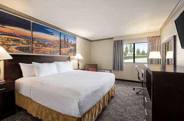  - Baymont Inn & Suites Monterey Park - CA 60, Exit 6