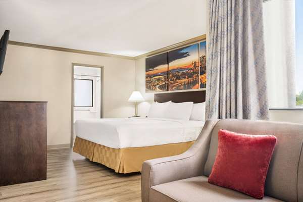 Suite - Baymont Inn & Suites Monterey Park - CA 60, Exit 6