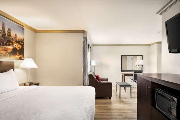 Suite - Baymont Inn & Suites Monterey Park - CA 60, Exit 6