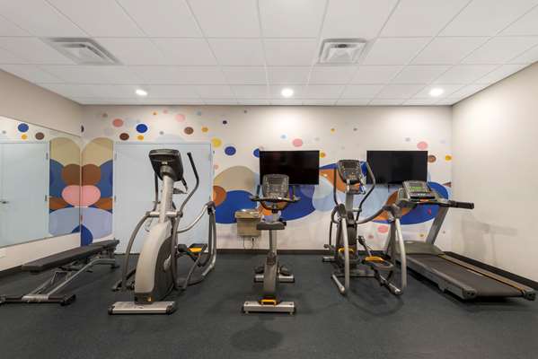 Fitness/ Exercise Room - Best Western Premier Executive Residency Medicine Hat