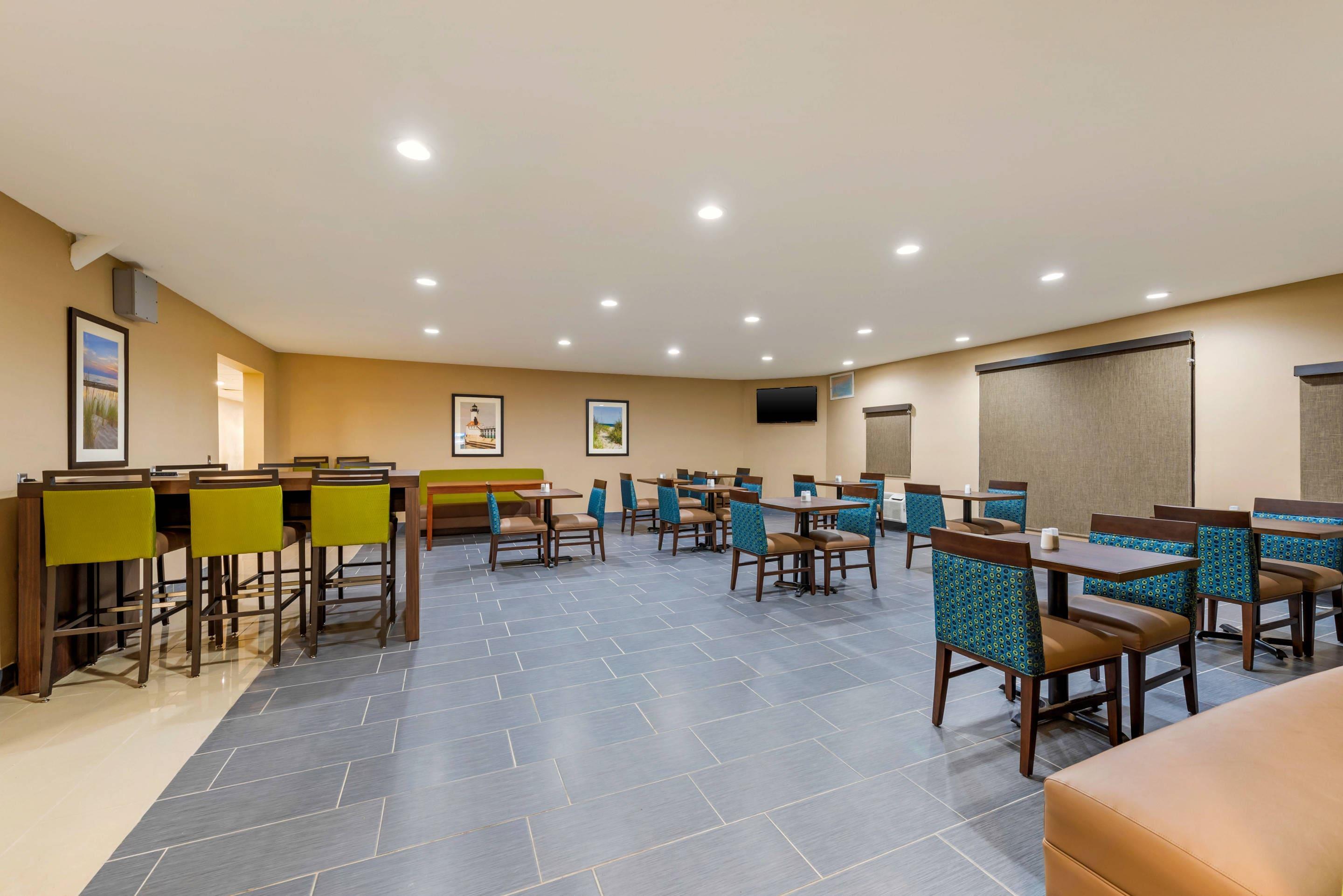 Breakfast area | Comfort Inn & Suites Michigan City