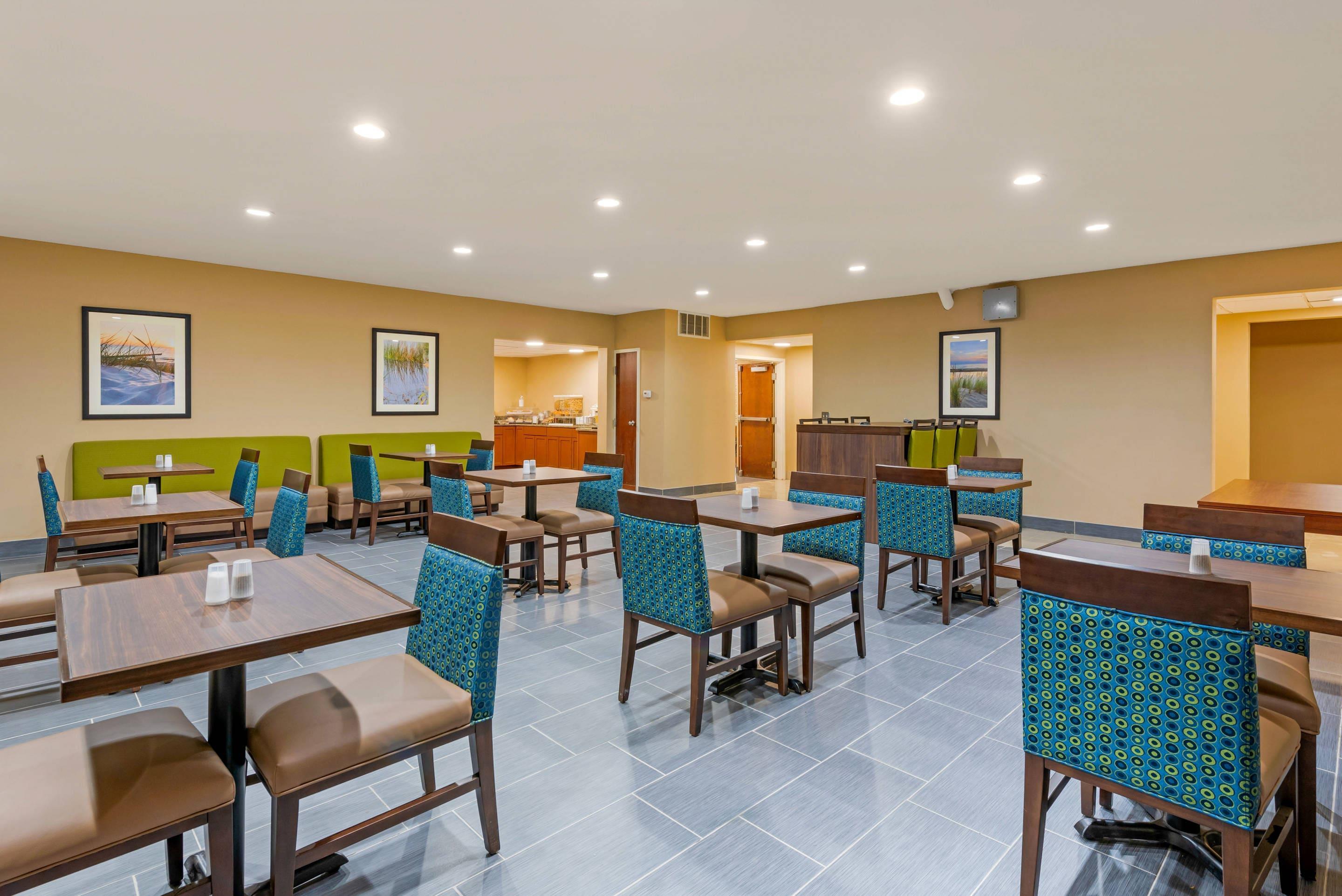 Breakfast area | Comfort Inn & Suites Michigan City