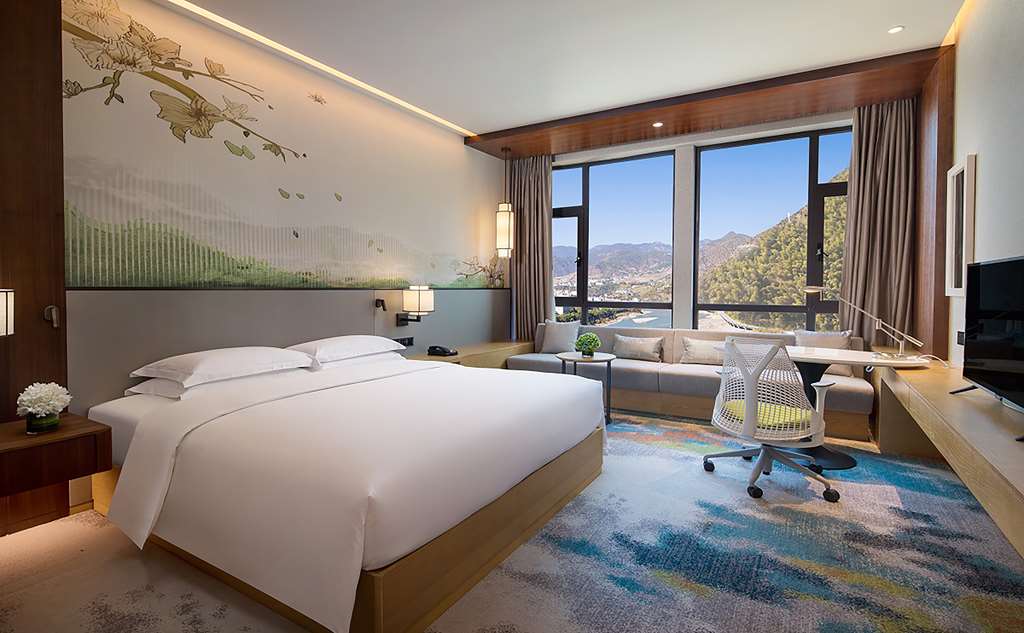 Hilton Garden Inn Nujiang Room Type - KING GUEST ROOM RIVER VIEW