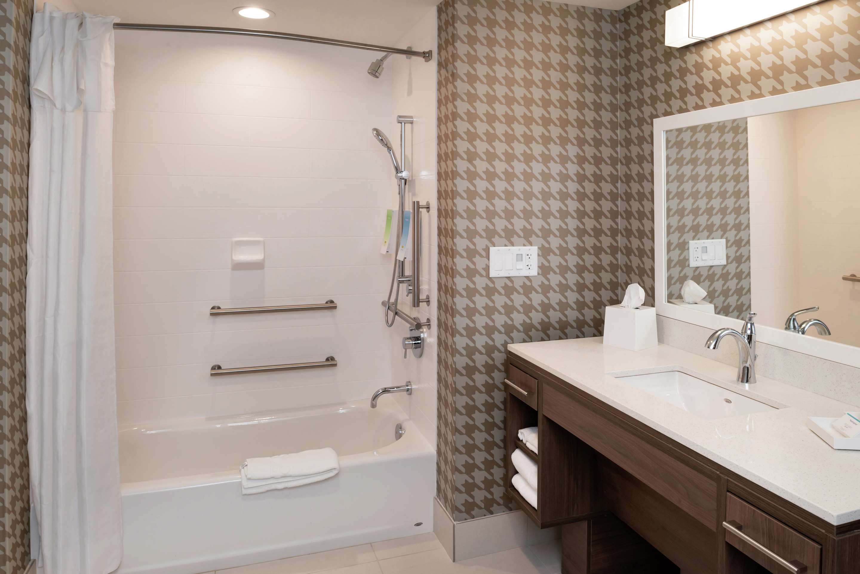 Guest room bath
