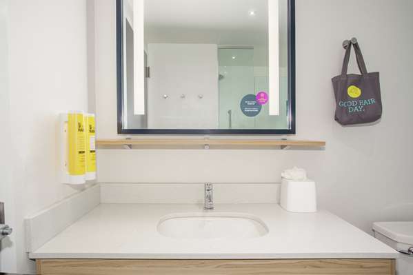  - Tru by Hilton Hotel Midvale