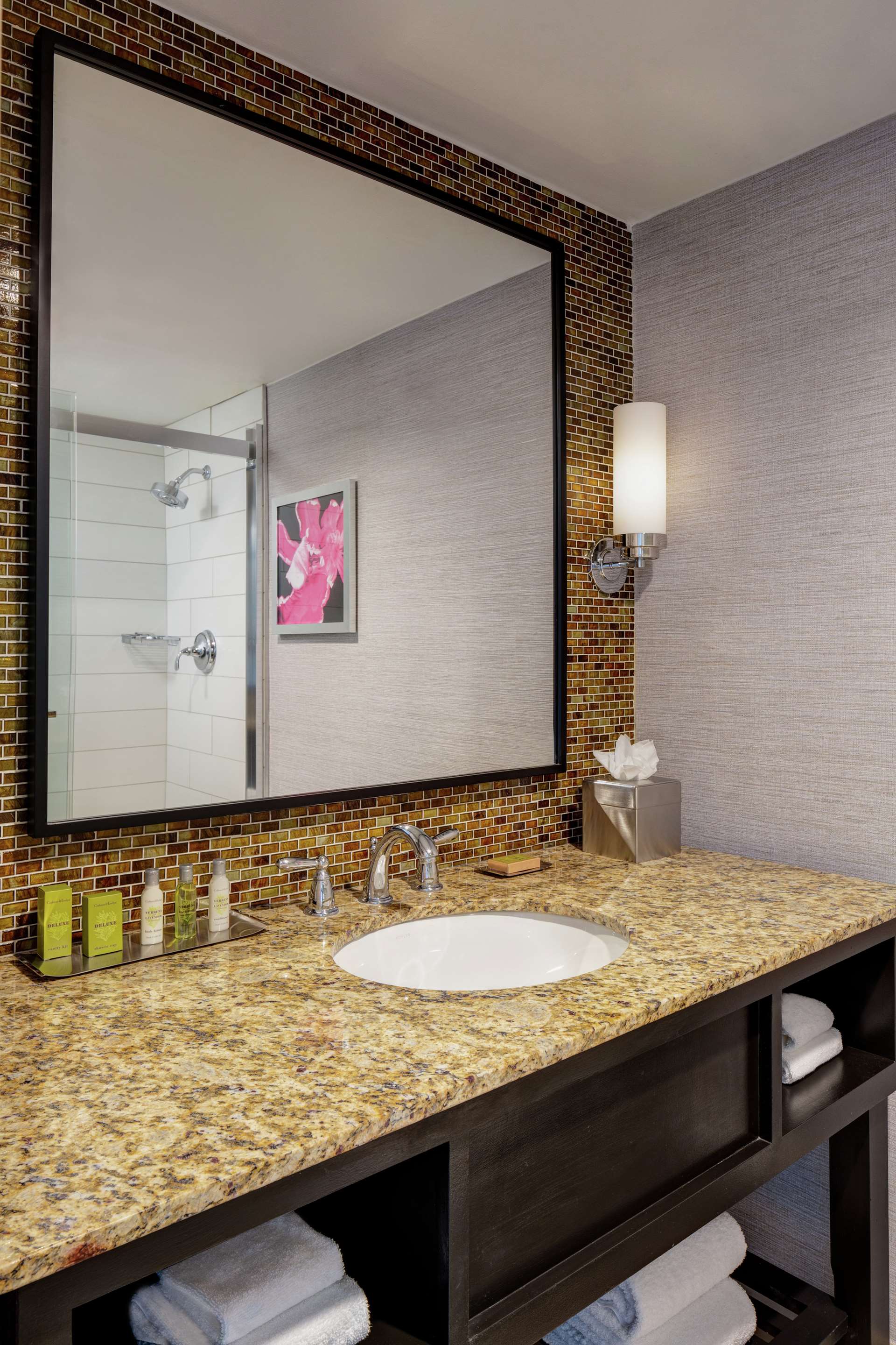 Guest room bath