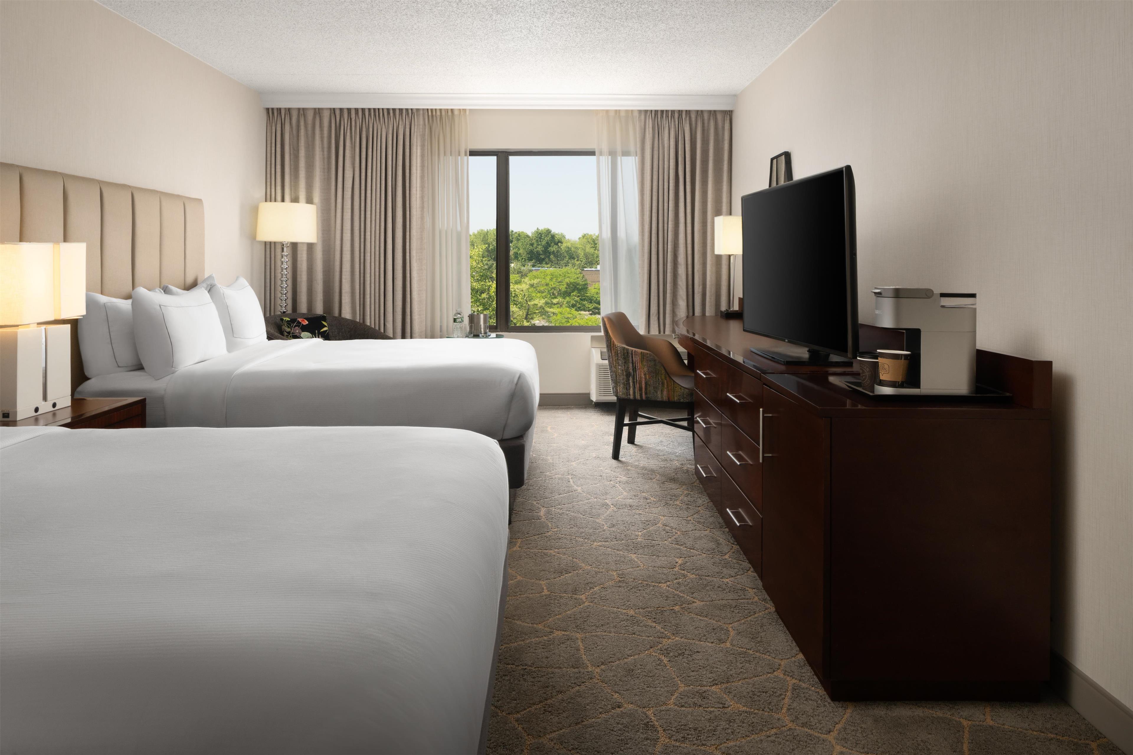 DoubleTree by Hilton Fairfield Hotel & Suites Room Type - 2 QUEENS FAMILY SUITE