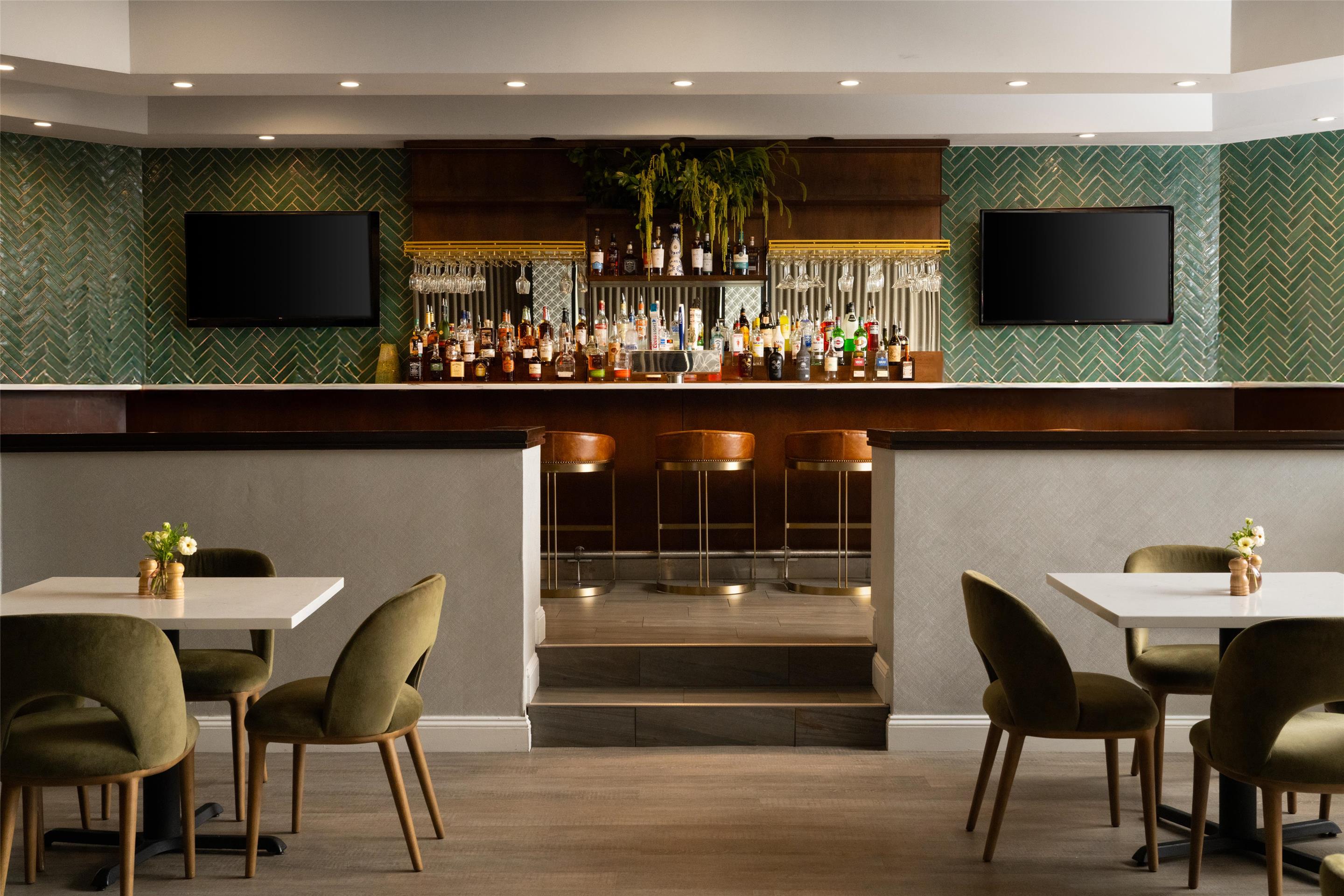 BarLounge | DoubleTree by Hilton Fairfield Hotel & Suites