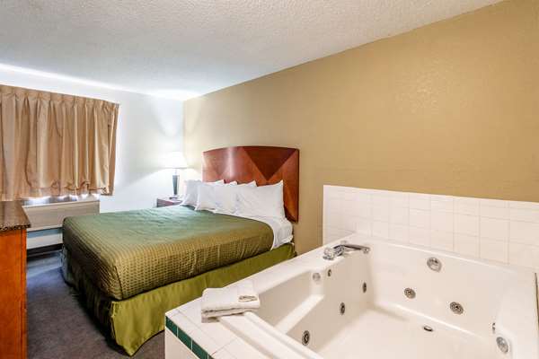  - Econo Lodge Inn & Suites Auburn