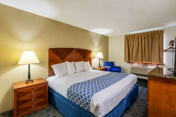  - Econo Lodge Inn & Suites Auburn