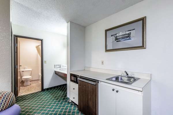  - Econo Lodge Inn & Suites Auburn