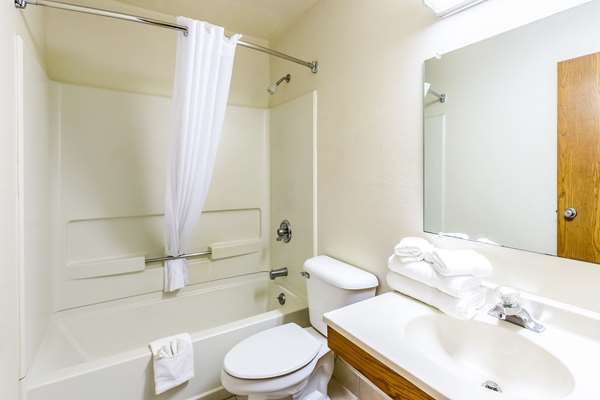  - Econo Lodge Inn & Suites Auburn