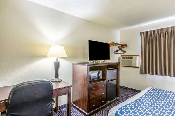  - Econo Lodge Inn & Suites Auburn