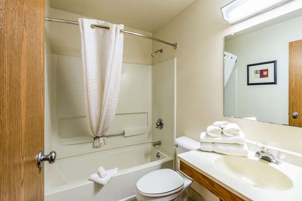  - Econo Lodge Inn & Suites Auburn