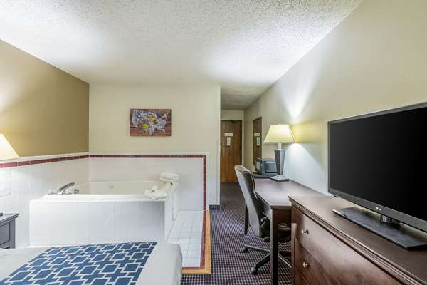  - Econo Lodge Inn & Suites Auburn