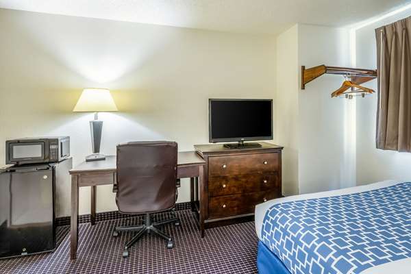  - Econo Lodge Inn & Suites Auburn