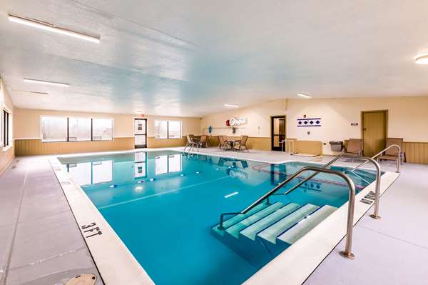 Pool - Econo Lodge Inn & Suites Auburn