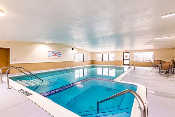 Pool - Econo Lodge Inn & Suites Auburn