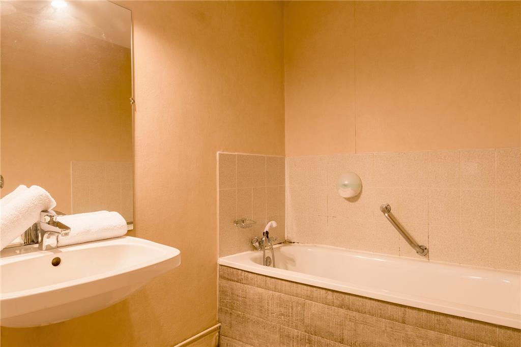 OGCITY HOTEL VALENCE EST-guestroom-Guest Room,Bathroom,On-Site.jpg