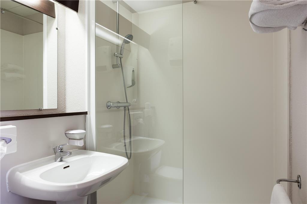 OG CITY DU PHARE BORDEAUX MERIGNAC-guestroom-Guest Room,Bathroom,On-Site.jpg