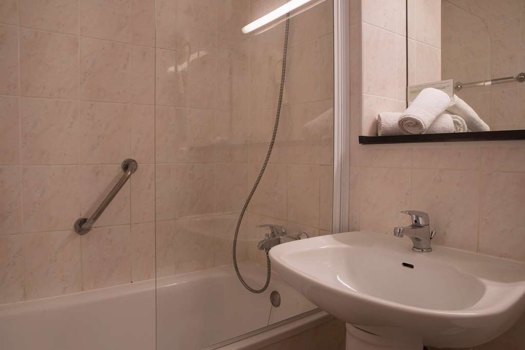 OG CITY PAVILLON BEZIERS-guestroom-Guest Room,Bathroom,On-Site.jpg