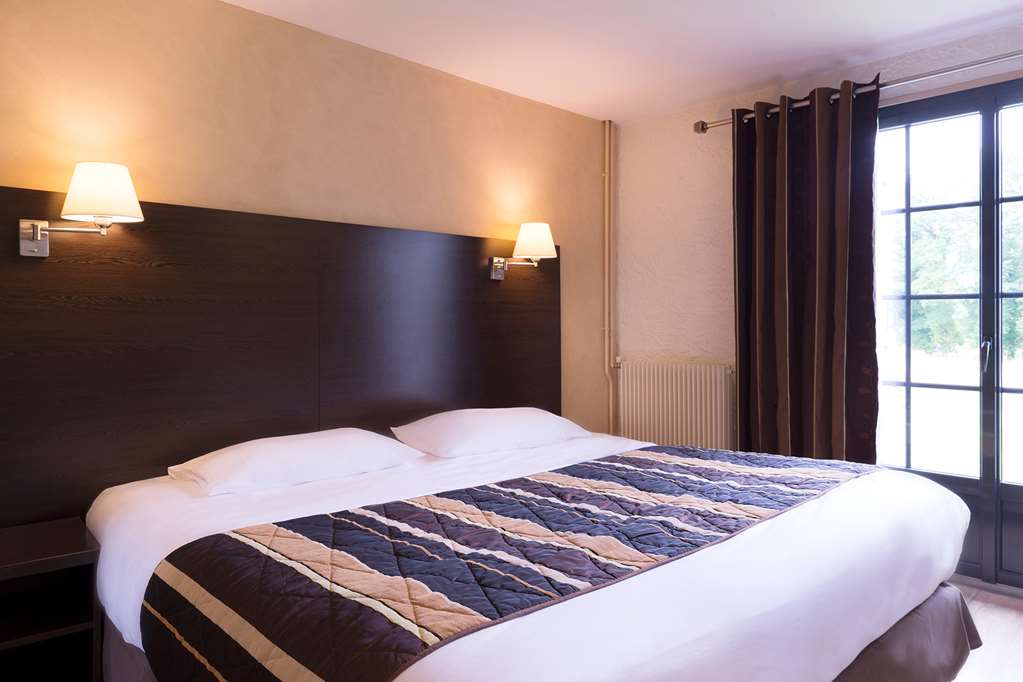 OGLES COQUELICOTS-guestroom-Guest Room,On-Site.jpg
