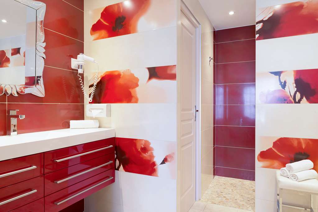 OGLES COQUELICOTS-guestroom-Guest Room,Suite,On-Site.jpg