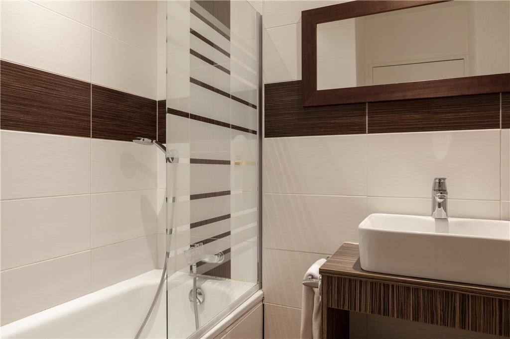 OG CITY HOTEL LE LODGE BAYONNE-guestroom-Guest Room,Bathroom,On-Site.jpg
