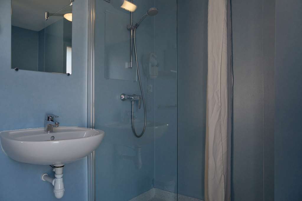 OG ACCESS CHOLET GARE-guestroom-Guest Room,Bathroom,On-Site.jpg